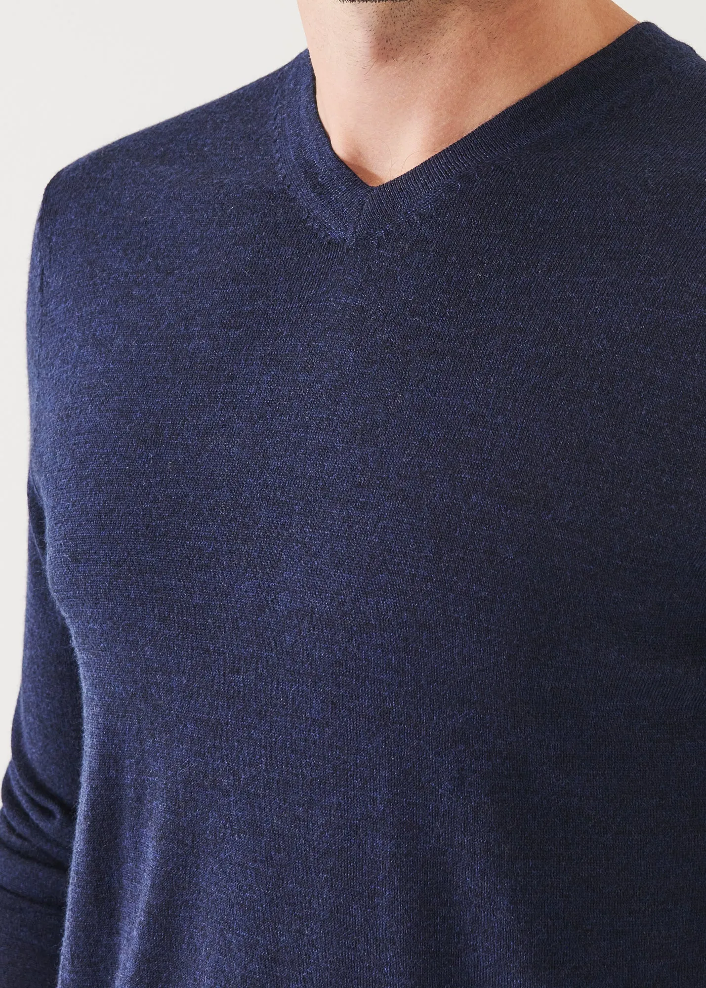 EXTRA-FINE MERINO V-NECK