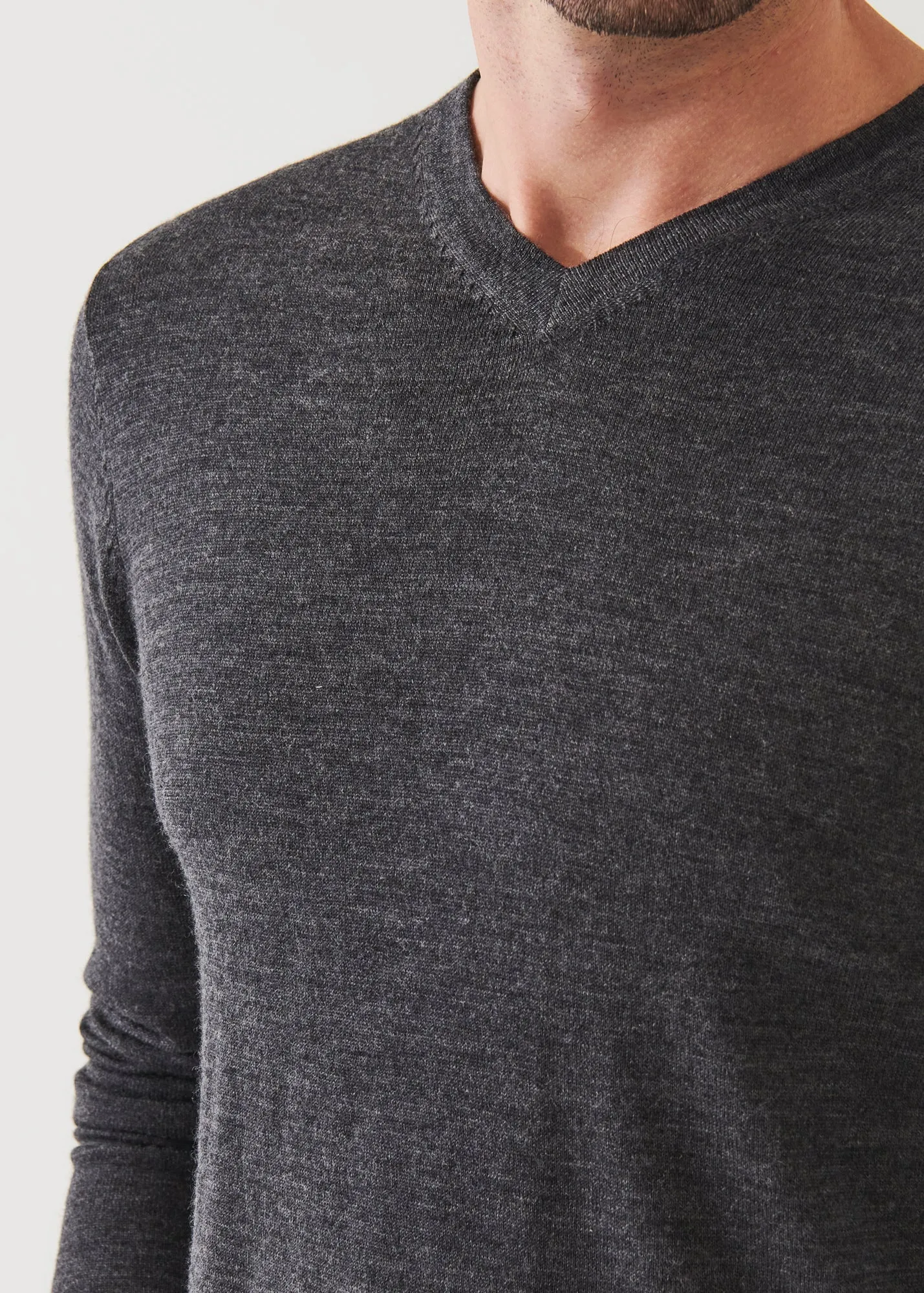 EXTRA-FINE MERINO V-NECK