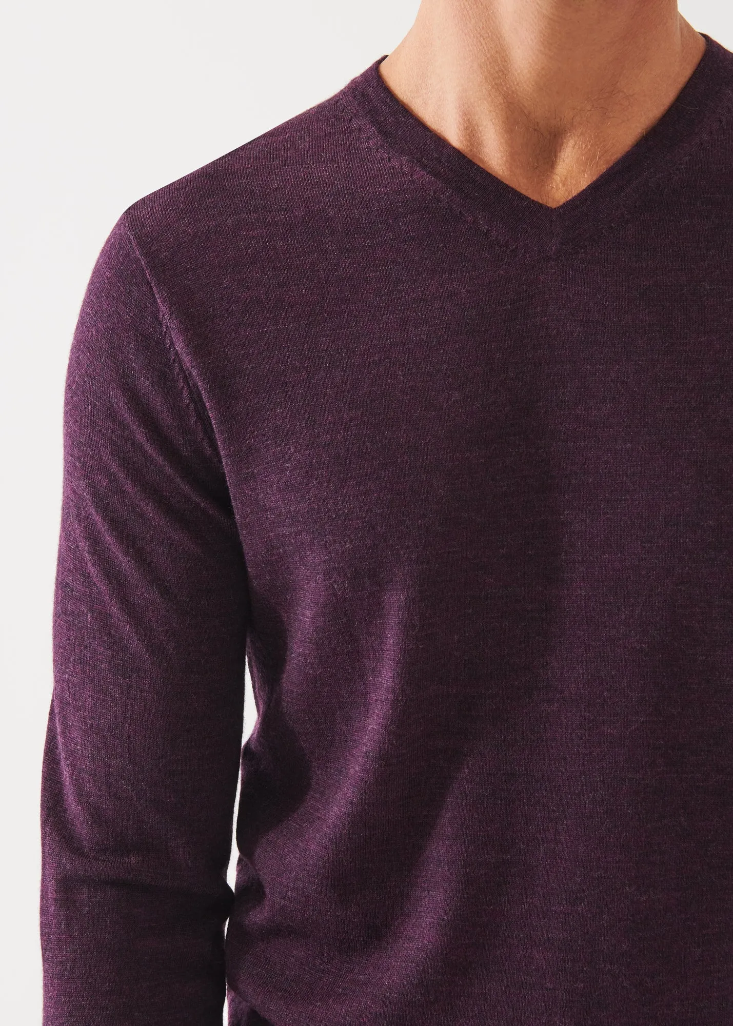 EXTRA-FINE MERINO V-NECK