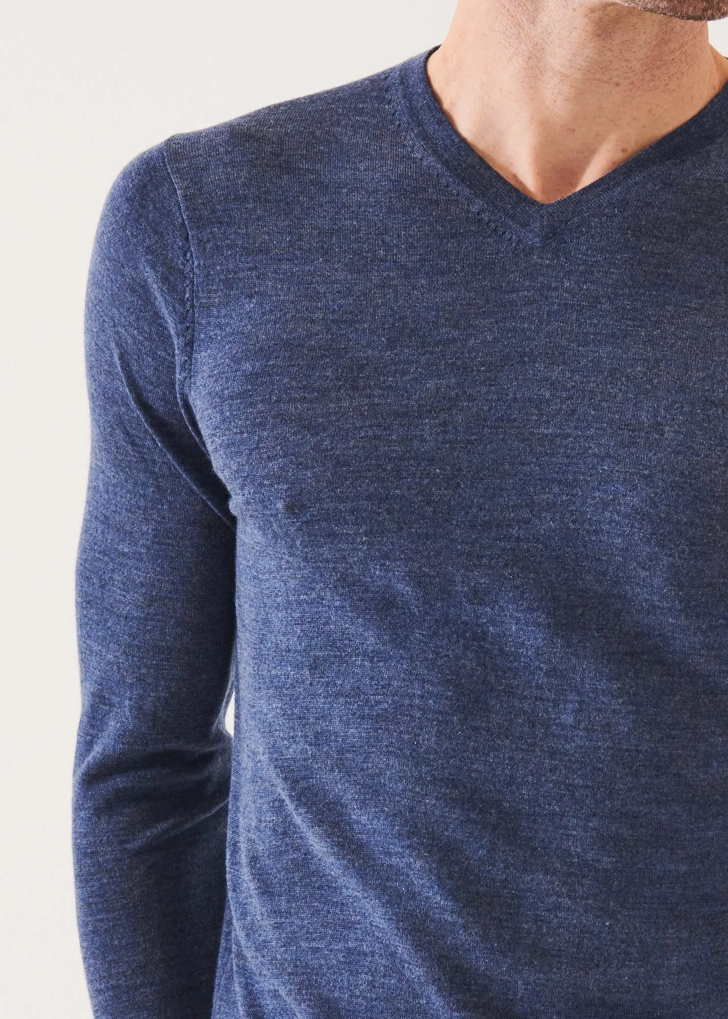 EXTRA-FINE MERINO V-NECK