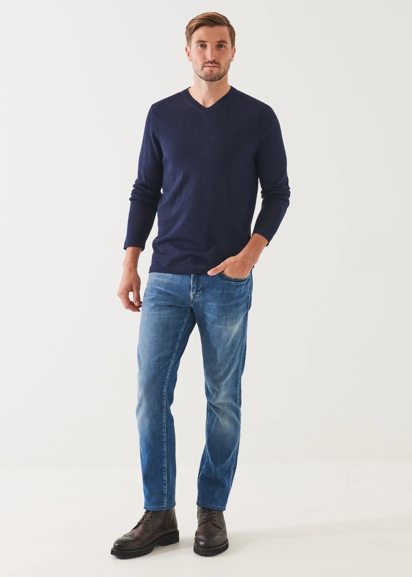 EXTRA-FINE MERINO V-NECK