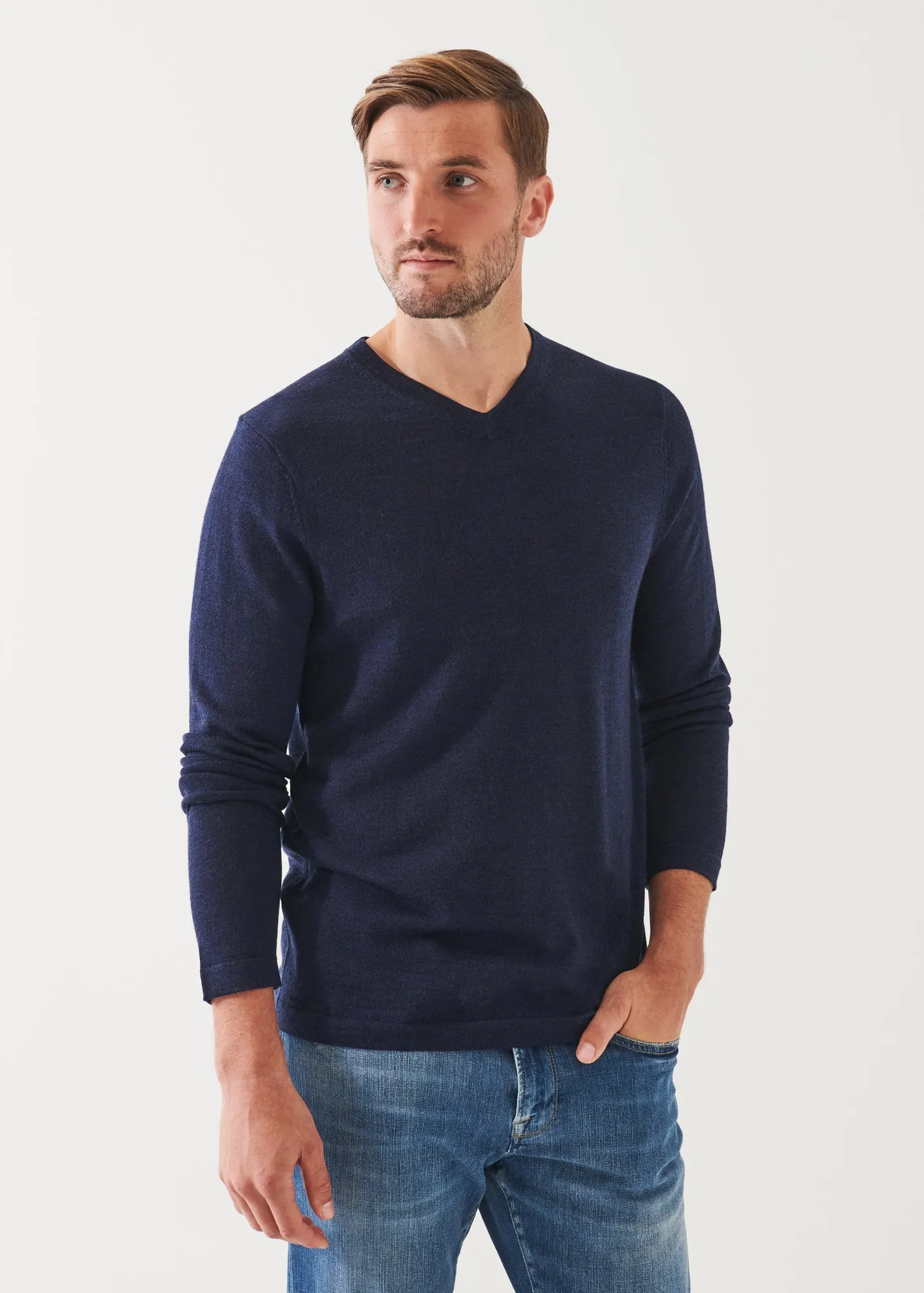 EXTRA-FINE MERINO V-NECK