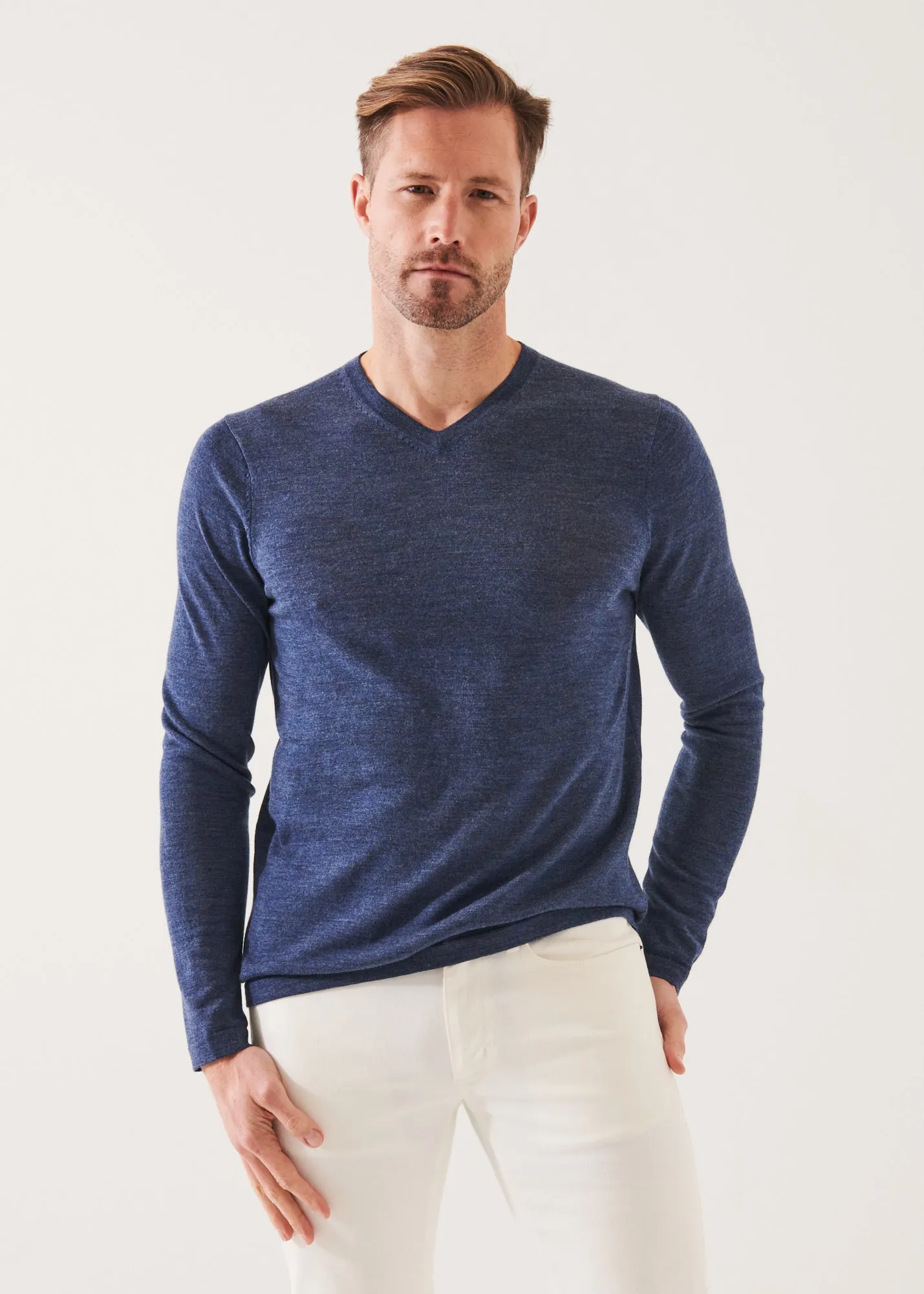 EXTRA-FINE MERINO V-NECK